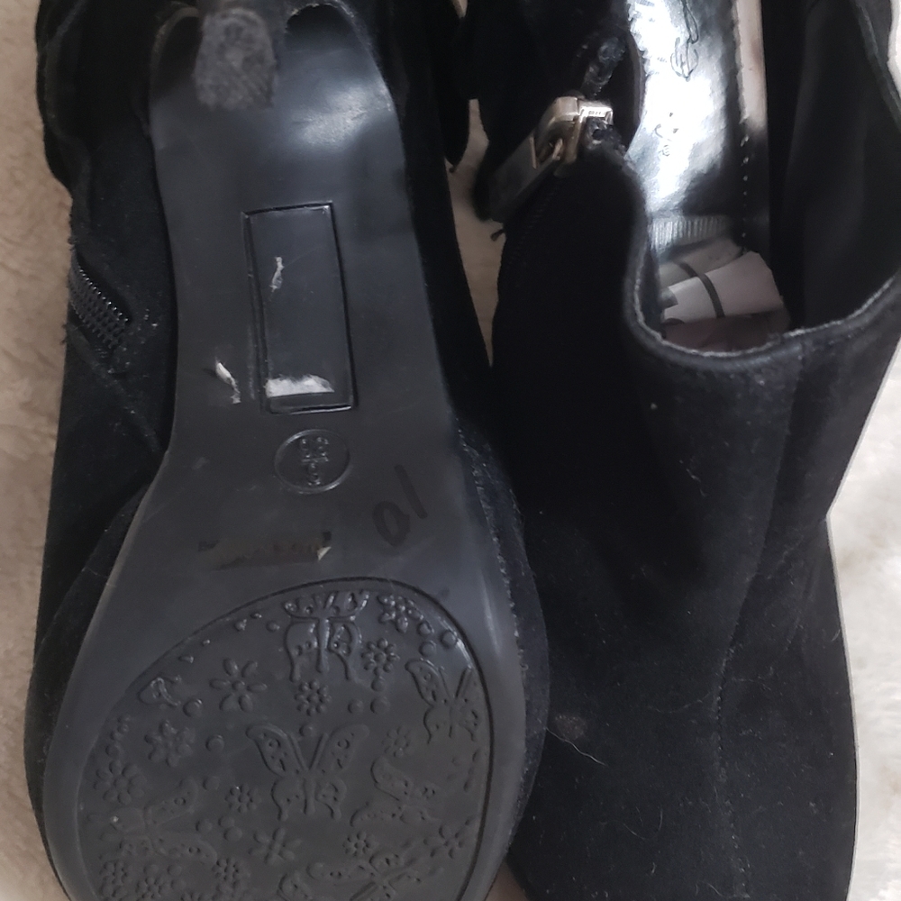Shoes - Picture 4 of 4